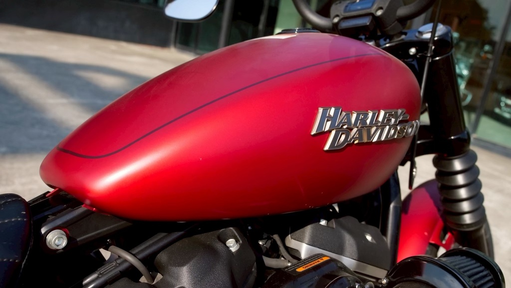 Street Bob Red Denim 2019
