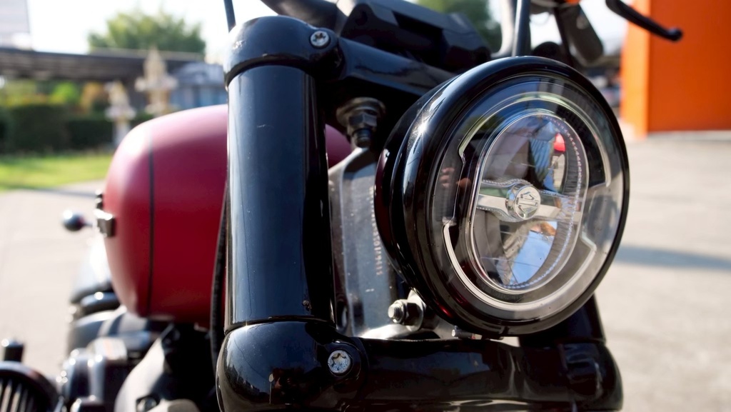 Street Bob Red Denim 2019